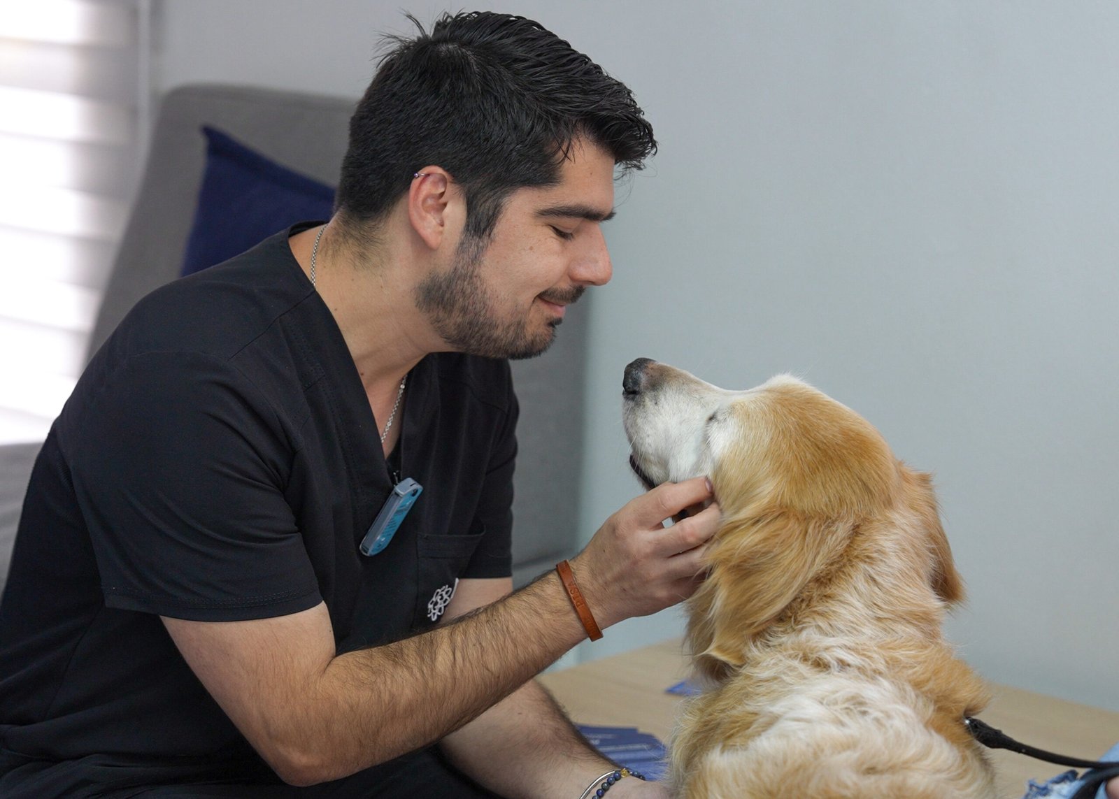 Dr. Eddie Nieto, oncólogo veterinario especializado en diagnóstico y tratamiento de cáncer en mascotas en Centro Oncológico Veterinario Santiago